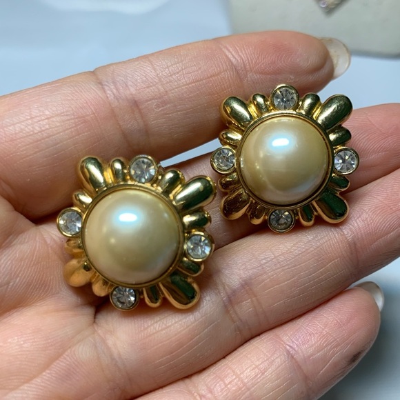 Vintage Monet faux pearl clip on earrings / 051424/ER0020 - Picture 3 of 4